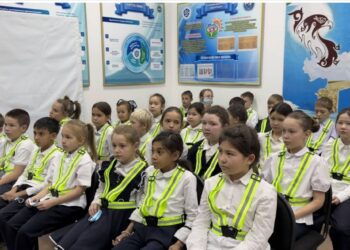 Текеліде оқушылар жолда қауіпсіз жүру үшін арнайы кеудешелер алды