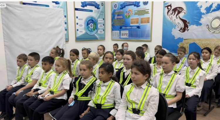 Текеліде оқушылар жолда қауіпсіз жүру үшін арнайы кеудешелер алды