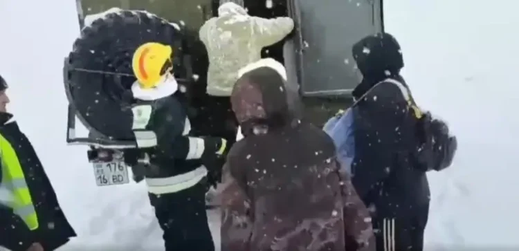 Қыс басталғалы 1,1 мыңнан астам адам қар құрсауынан құтқарылды