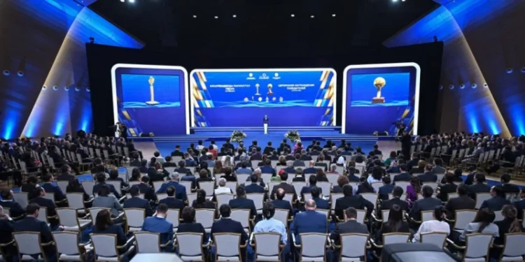 Тоқаев сағаттап әлеуметтік желіде отыратын жастарға кеңес берді