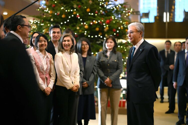 Мемлекет басшысы Жапонияда тұрып жатқан қазақстандықтармен кездесті