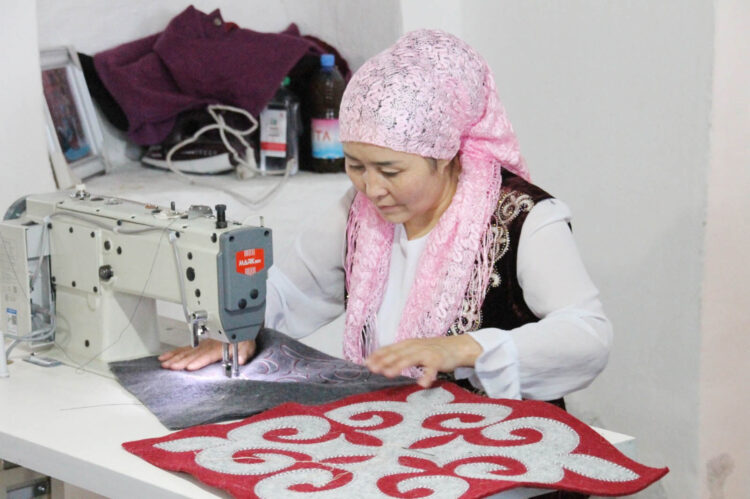 Киіз басып, киім тіккен