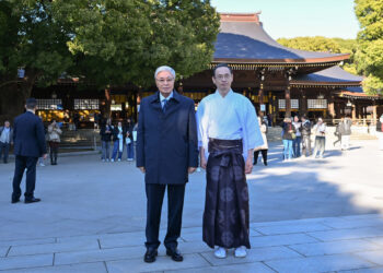 Президент Мейджи Джингу ғибадатханасын аралады