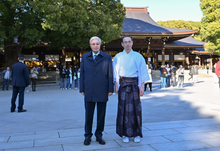 Президент Мейджи Джингу ғибадатханасын аралады