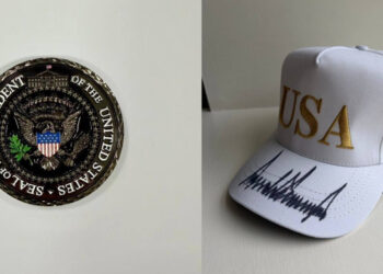 Дональд Трамп Мемлекет басшысына Ақ үйдің символикалық кілтін сыйлады