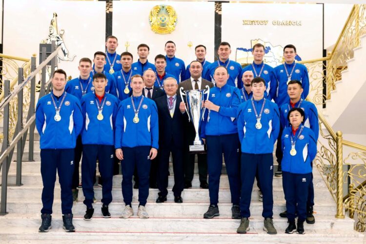 Жетісу төріндегі жеңіс: Бейбіт Исабаев ел Кубогының иегерлерін марапаттады