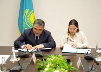 Мектеп оқушысы мен министр меморандумға қол қойды: Нұржан Нұржігітов ауадан су жинауға арналған ғылыми жобаның авторымен кездесті