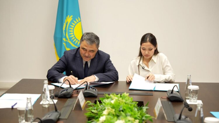 Мектеп оқушысы мен министр меморандумға қол қойды: Нұржан Нұржігітов ауадан су жинауға арналған ғылыми жобаның авторымен кездесті