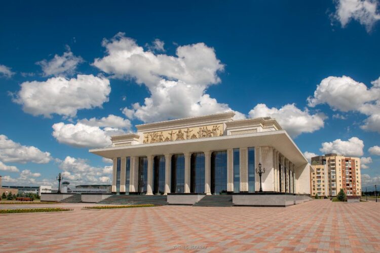 Бикен Римова театрына академиялық мәртебе берілді