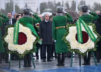 Тоқаев Ашхабадта Бейтараптық монументіне гүл шоғын қойды