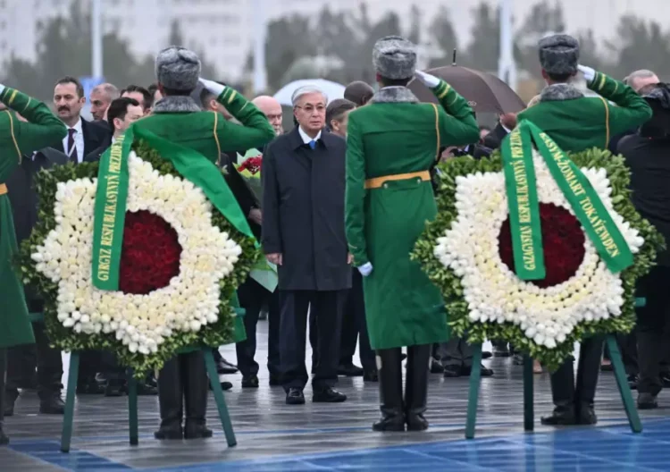 Тоқаев Ашхабадта Бейтараптық монументіне гүл шоғын қойды