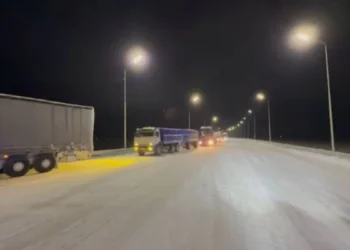 Жетісуда полицейлер 150 жүк көлігіне боранда жол бастап берді