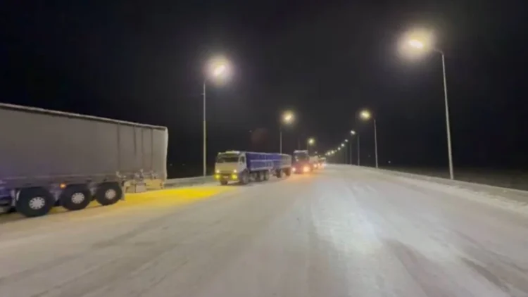 Жетісуда полицейлер 150 жүк көлігіне боранда жол бастап берді