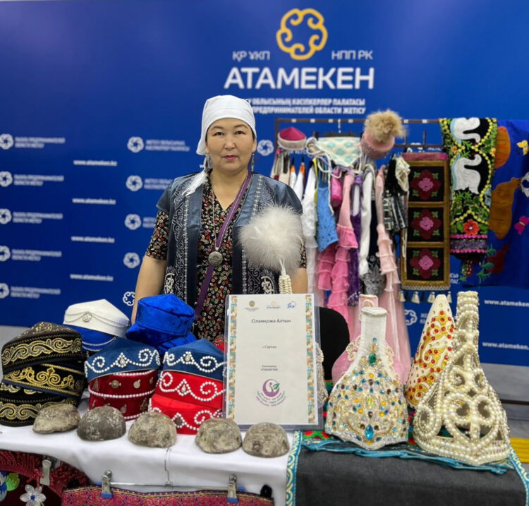 Алтын жіпті кестелеген Алтын қыз