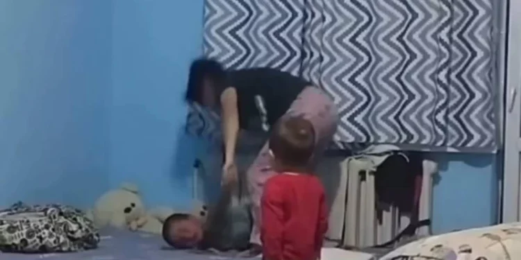 Жаркентте баласын батареяға байлап ұрған анаға қатысты тың дерек шықты