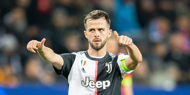 «Барселона», «Ювентуста» ойнаған футболшы Қазақстанға келеді