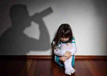 Қазақстанда енді баласының көзінше темекі шегіп, ішімдік ішкен ата-аналарға айыппұл салынады