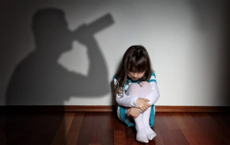 Қазақстанда енді баласының көзінше темекі шегіп, ішімдік ішкен ата-аналарға айыппұл салынады