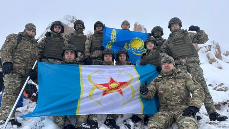 Курсанттар 3500 метрлік шыңды бағындырды