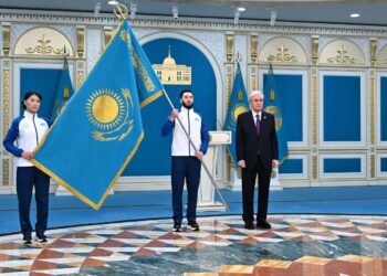 Президент ұлттық құрама мүшелеріне Мемлекеттік туды тапсырды 