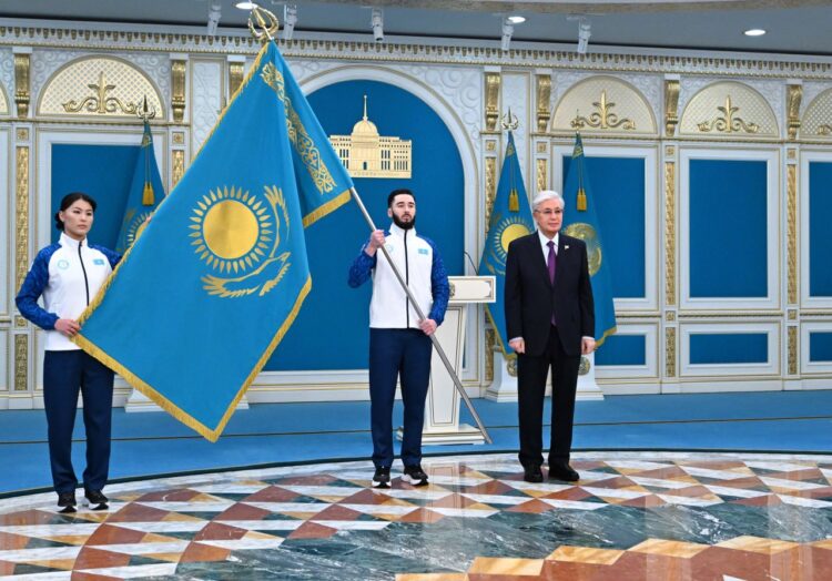 Президент ұлттық құрама мүшелеріне Мемлекеттік туды тапсырды 