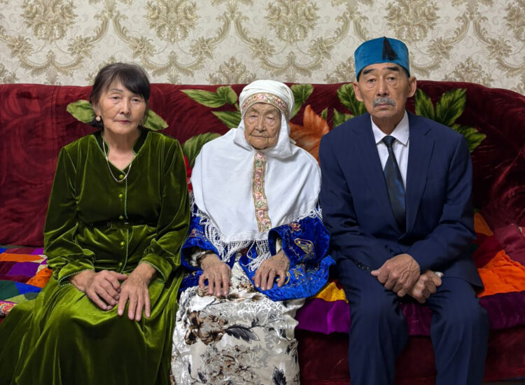 Бір шаңырақта үш белес