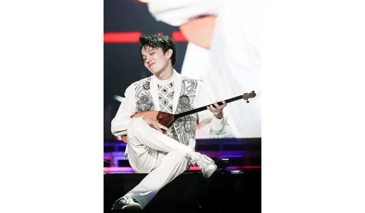 Димаш Құдайберген жеке домбырасын музейге тапсырады