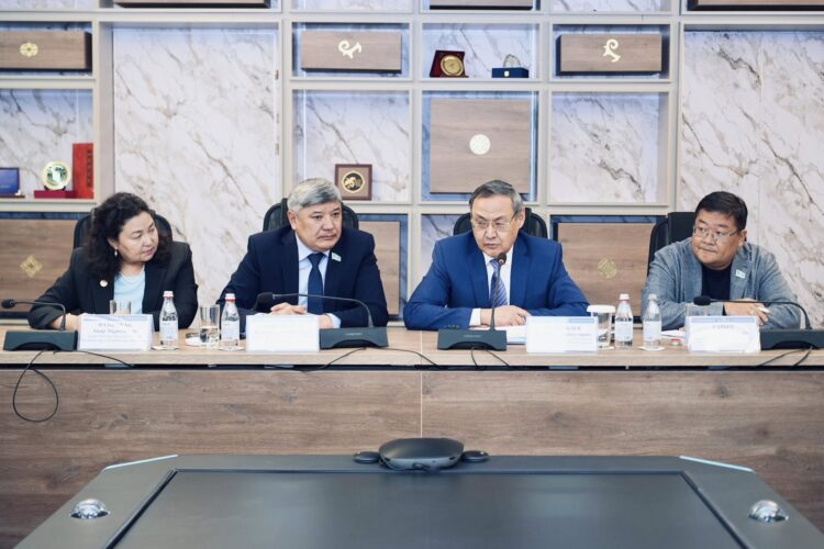 «Конституцияны жүйелі жаңғыртудың ғылыми негіздері» тақырыбында дөңгелек үстел өтті