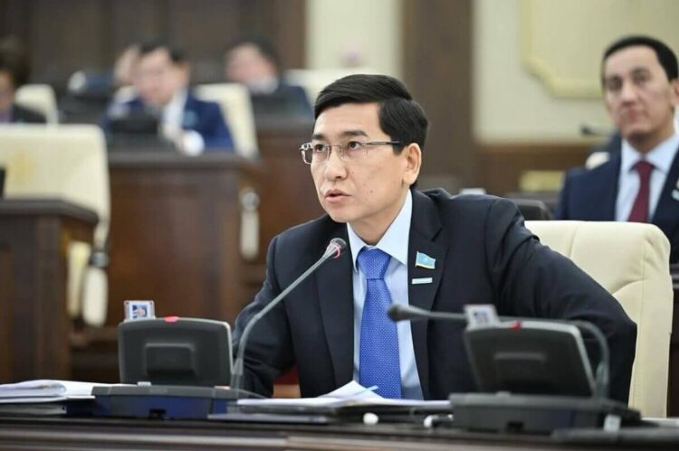 «Мұғалімдер артық жүктемеден босатылады»: Асхат Аймағамбетов жақсы жаңалықты жеткізді