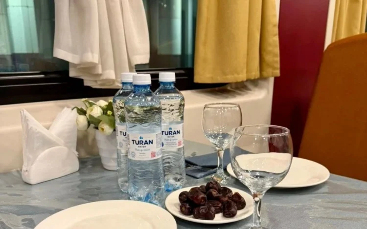 Ораза ұстағандарға жеңілдік: Вагон-мейрамханаларда су мен құрма тегін беріледі