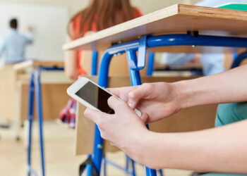 Мектеп оқушыларына телефон пайдалануға толық тыйым салынбақ