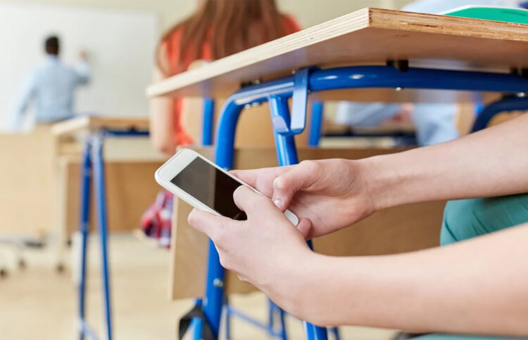 Мектеп оқушыларына телефон пайдалануға толық тыйым салынбақ