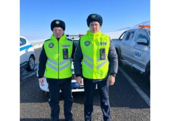 Ақ түтек борандағы апат: Полицейлері алты адамды ажалдан арашалап қалды