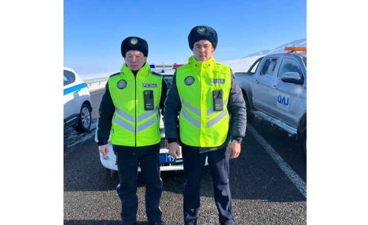 Ақ түтек борандағы апат: Полицейлері алты адамды ажалдан арашалап қалды