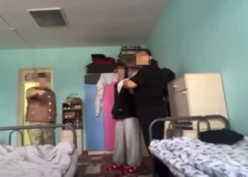 «Дәретхана мен ұлдардың бөлмесін жинатқызған»: Түркістанда студенттер жатақханаға шағымданды