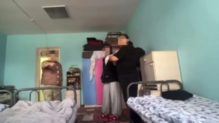 «Дәретхана мен ұлдардың бөлмесін жинатқызған»: Түркістанда студенттер жатақханаға шағымданды