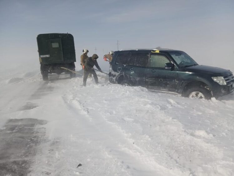 Құтқарушылар қар құрсауынан 73 адамды аман алып қалды