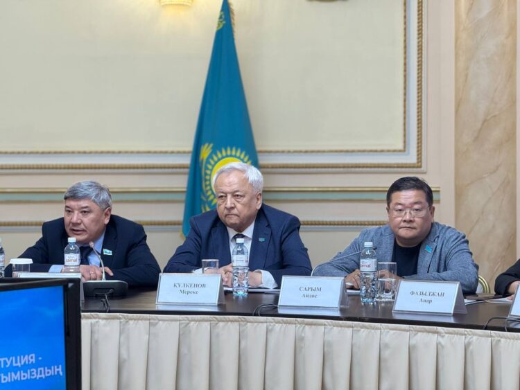 Жазушылар одағы жаңа Конституция жобасын талқылады