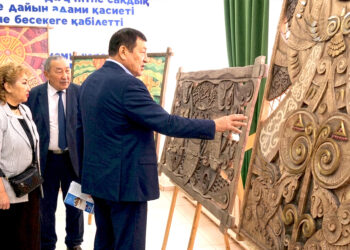 Ағаштан түйін түйген