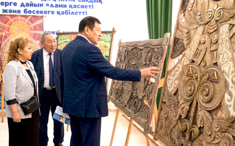 Ағаштан түйін түйген