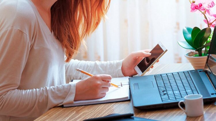 Үйде отырып табыс табу: Онлайн жұмыс істейтін сенімді платформалар