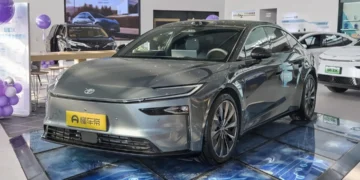 Camry-дің орнын басатын электромобиль: Toyota bZ7 бизнес-седаны сатылымға шықты