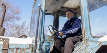 Тоқсан жастағы тракторшы