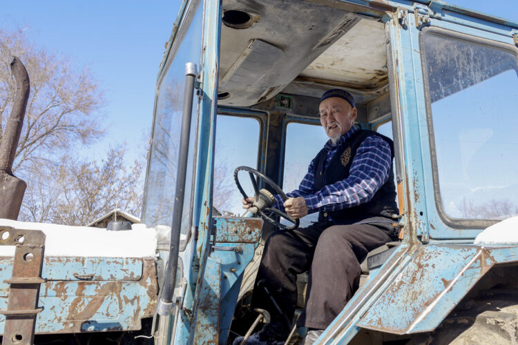 Тоқсан жастағы тракторшы