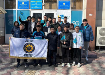 Олимпиада жүлдегері бір топ спортшымен келді