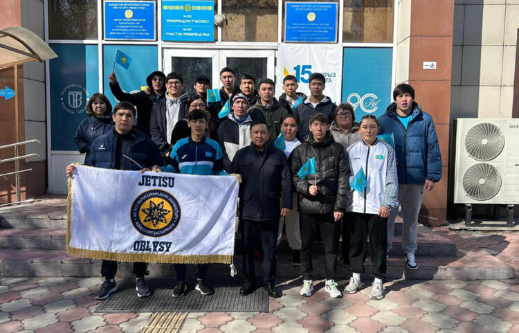 Олимпиада жүлдегері бір топ спортшымен келді