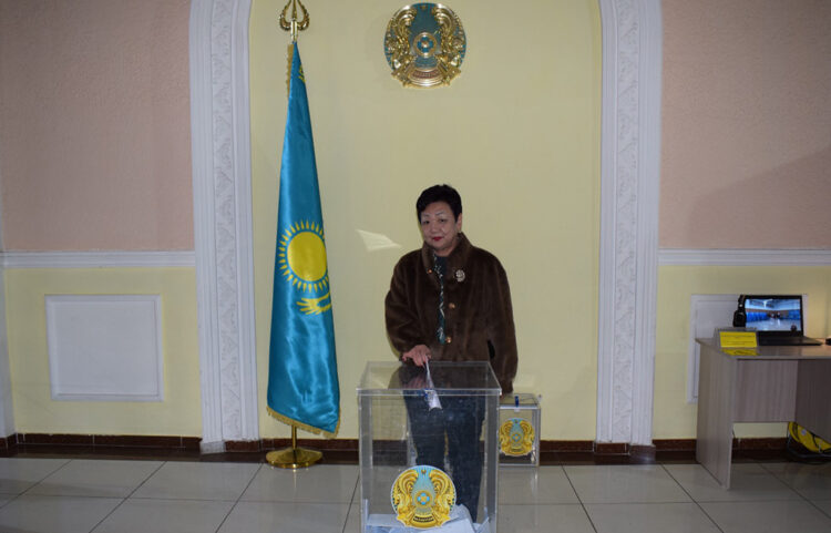 Референдум күніндегі мерейтой иелері