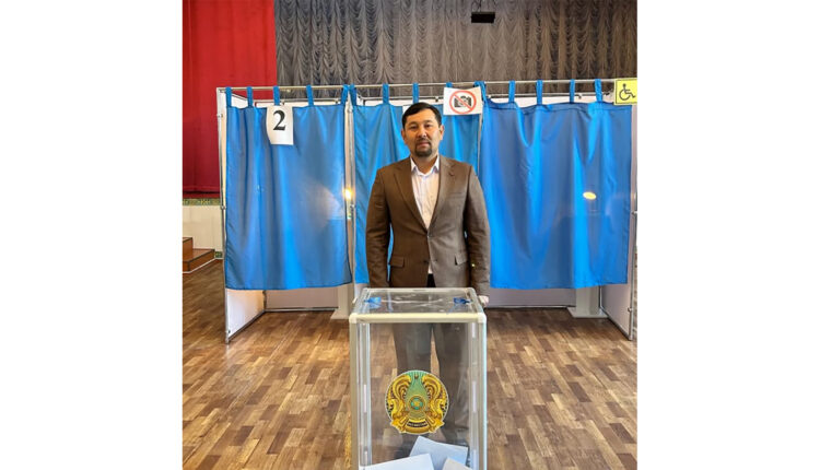 Сарқанда Мұқағали Мақатаев дауыс берді