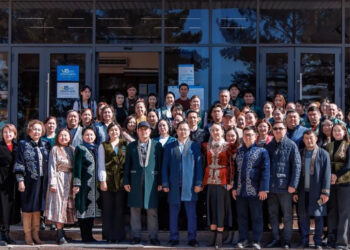 Ұлттық киім киіп барып, дауыс берді