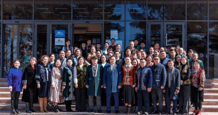 Ұлттық киім киіп барып, дауыс берді